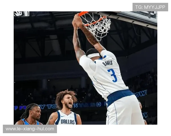 里斯三分球表现惊艳砍下12分助力球队逆转卫冕冠军更衣室庆祝热烈